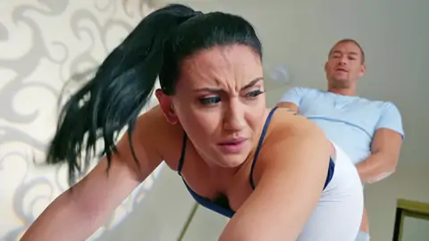 曼迪·缪斯（Mandy Muse）做瑜伽并从后面得到它